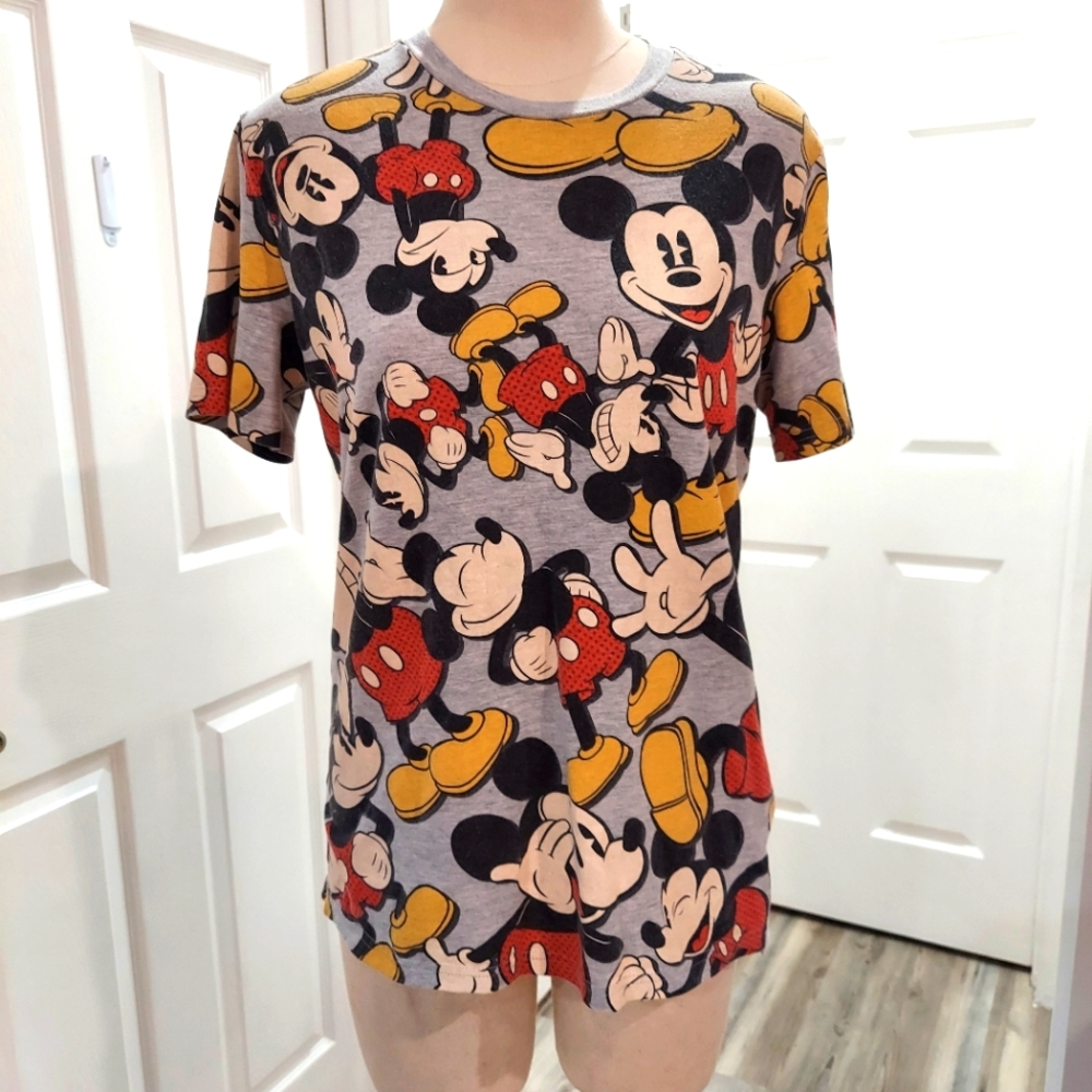Disney mickey Mouse top Round neckline Short Sleeves Size Small